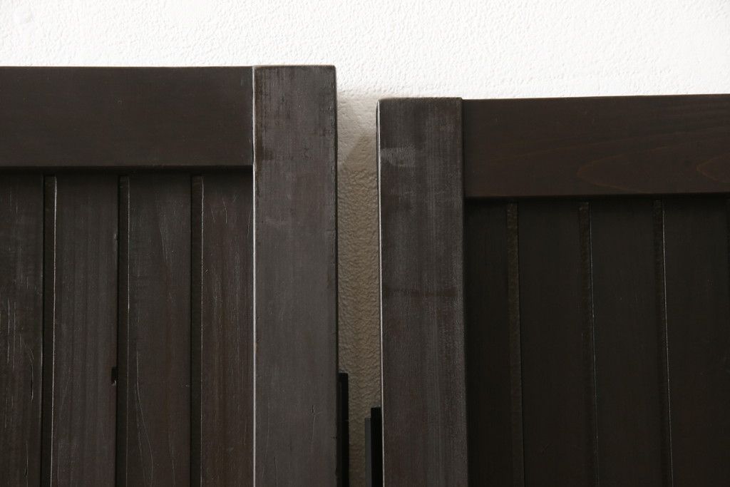 格子戸をリペア&カスタム!引き戸を開き戸として加工。金具を取り付け、お色味は当店商品を参考に着色。(建具、引き戸)