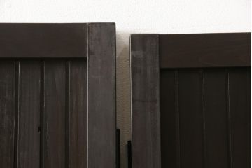 格子戸をリペア&カスタム!引き戸を開き戸として加工。金具を取り付け、お色味は当店商品を参考に着色。(建具、引き戸)