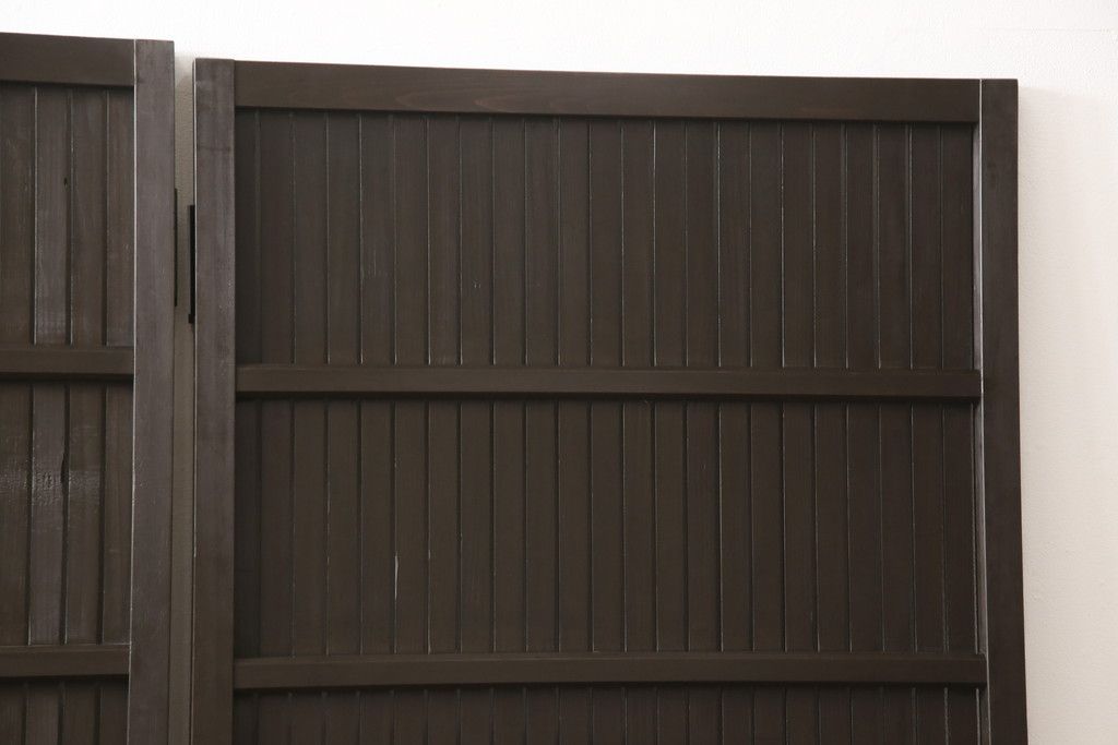 格子戸をリペア&カスタム!引き戸を開き戸として加工。金具を取り付け、お色味は当店商品を参考に着色。(建具、引き戸)