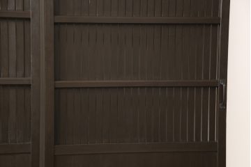 格子戸をリペア&カスタム!引き戸を開き戸として加工。金具を取り付け、お色味は当店商品を参考に着色。(建具、引き戸)