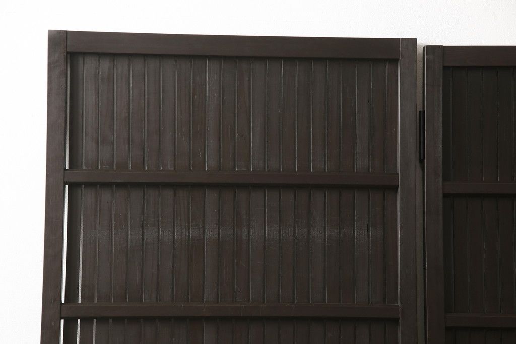 格子戸をリペア&カスタム!引き戸を開き戸として加工。金具を取り付け、お色味は当店商品を参考に着色。(建具、引き戸)