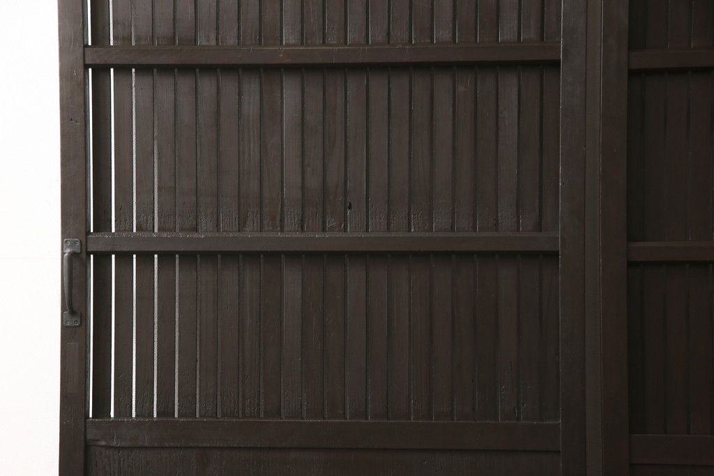 格子戸をリペア&カスタム!引き戸を開き戸として加工。金具を取り付け、お色味は当店商品を参考に着色。(建具、引き戸)