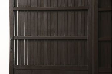 格子戸をリペア&カスタム!引き戸を開き戸として加工。金具を取り付け、お色味は当店商品を参考に着色。(建具、引き戸)