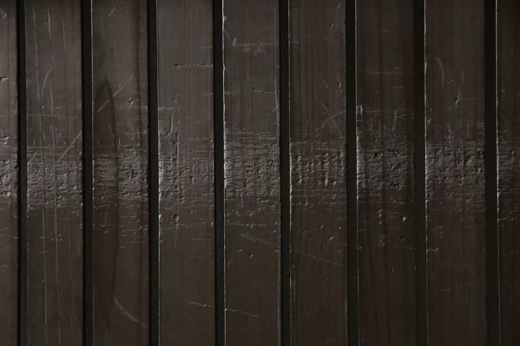 格子戸をリペア&カスタム!引き戸を開き戸として加工。金具を取り付け、お色味は当店商品を参考に着色。(建具、引き戸)