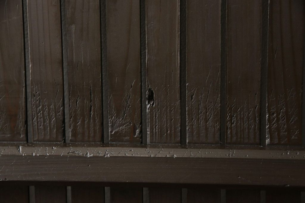 格子戸をリペア&カスタム!引き戸を開き戸として加工。金具を取り付け、お色味は当店商品を参考に着色。(建具、引き戸)