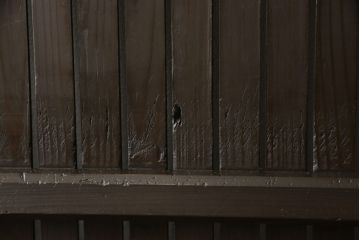 格子戸をリペア&カスタム!引き戸を開き戸として加工。金具を取り付け、お色味は当店商品を参考に着色。(建具、引き戸)