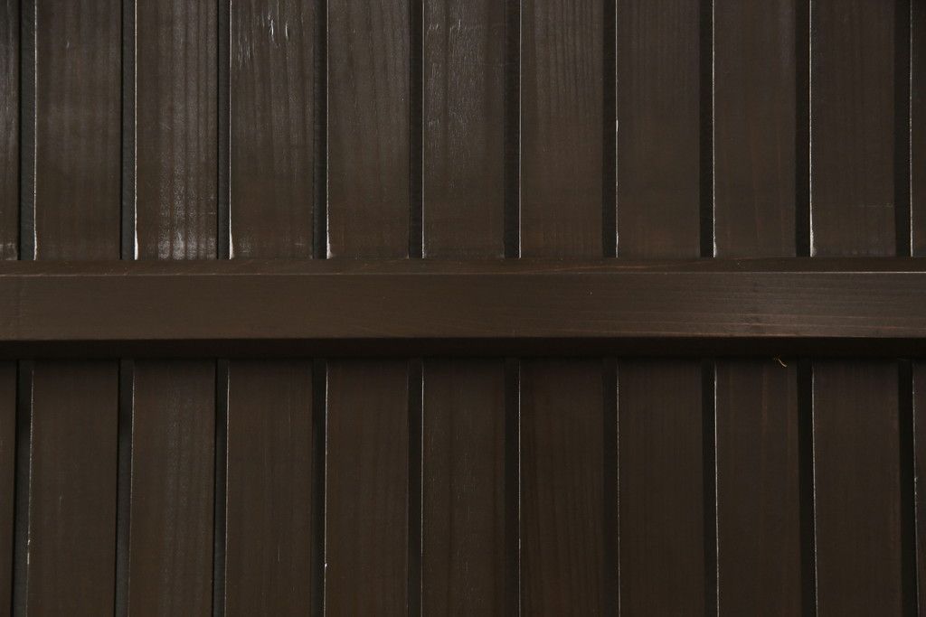 格子戸をリペア&カスタム!引き戸を開き戸として加工。金具を取り付け、お色味は当店商品を参考に着色。(建具、引き戸)