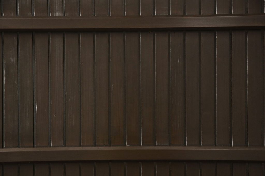 格子戸をリペア&カスタム!引き戸を開き戸として加工。金具を取り付け、お色味は当店商品を参考に着色。(建具、引き戸)