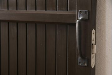 格子戸をリペア&カスタム!引き戸を開き戸として加工。金具を取り付け、お色味は当店商品を参考に着色。(建具、引き戸)