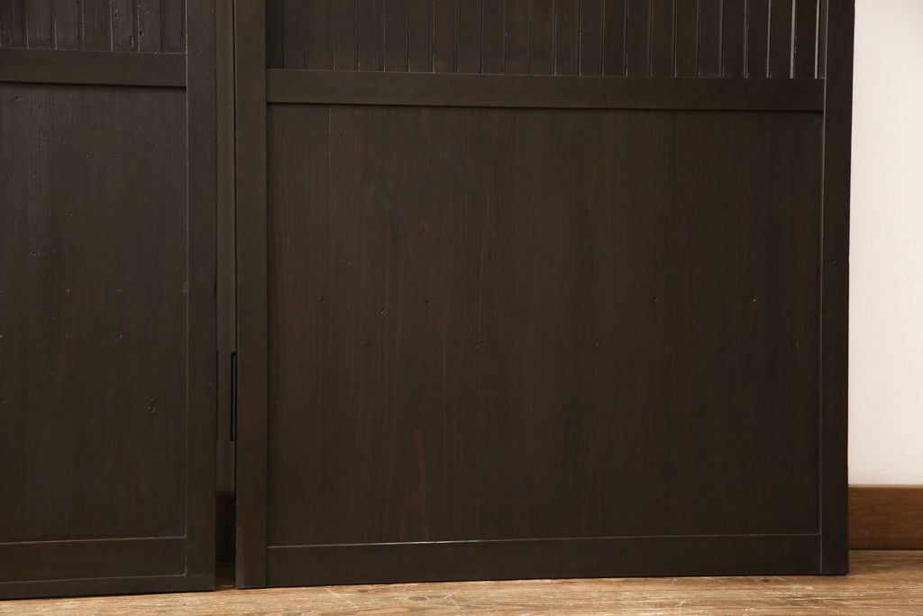 格子戸をリペア&カスタム!引き戸を開き戸として加工。金具を取り付け、お色味は当店商品を参考に着色。(建具、引き戸)