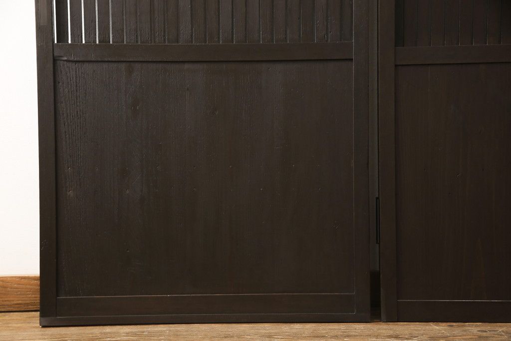 格子戸をリペア&カスタム!引き戸を開き戸として加工。金具を取り付け、お色味は当店商品を参考に着色。(建具、引き戸)