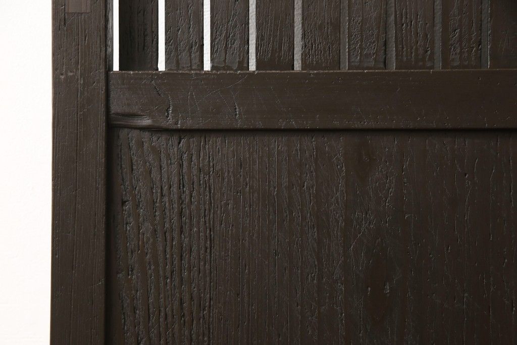 格子戸をリペア&カスタム!引き戸を開き戸として加工。金具を取り付け、お色味は当店商品を参考に着色。(建具、引き戸)