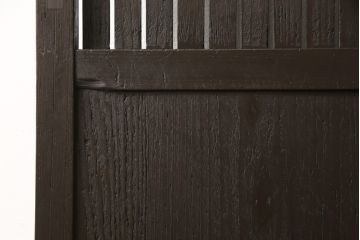 格子戸をリペア&カスタム!引き戸を開き戸として加工。金具を取り付け、お色味は当店商品を参考に着色。(建具、引き戸)