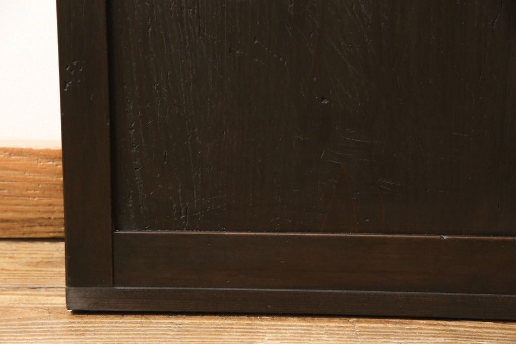 格子戸をリペア&カスタム!引き戸を開き戸として加工。金具を取り付け、お色味は当店商品を参考に着色。(建具、引き戸)