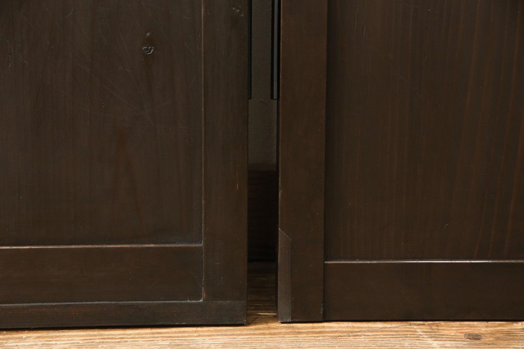 格子戸をリペア&カスタム!引き戸を開き戸として加工。金具を取り付け、お色味は当店商品を参考に着色。(建具、引き戸)