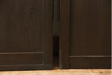 格子戸をリペア&カスタム!引き戸を開き戸として加工。金具を取り付け、お色味は当店商品を参考に着色。(建具、引き戸)