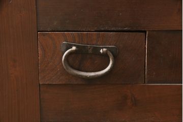 水屋箪笥サイドボードをリペア&カスタム!上段は天板取付け、建具敷居に修繕、着色。下段はキャスタ―付きの台輪を製作。天板と底板の裏へ補強の加工を施し、前面の一番下の柱を、周囲の色味に合わせて着色。時代の味そのままに使える仕上げ。(収納棚、キャビネット、食器棚、戸棚)