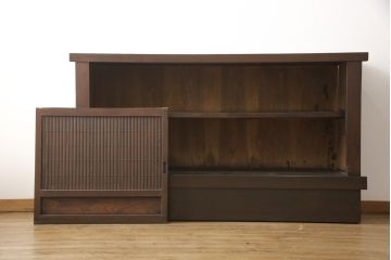 水屋箪笥サイドボードをリペア&カスタム!上段は天板取付け、建具敷居に修繕、着色。下段はキャスタ―付きの台輪を製作。天板と底板の裏へ補強の加工を施し、前面の一番下の柱を、周囲の色味に合わせて着色。時代の味そのままに使える仕上げ。(収納棚、キャビネット、食器棚、戸棚)