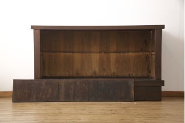 水屋箪笥サイドボードをリペア&カスタム!上段は天板取付け、建具敷居に修繕、着色。下段はキャスタ―付きの台輪を製作。天板と底板の裏へ補強の加工を施し、前面の一番下の柱を、周囲の色味に合わせて着色。時代の味そのままに使える仕上げ。(収納棚、キャビネット、食器棚、戸棚)