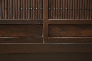 水屋箪笥サイドボードをリペア&カスタム!上段は天板取付け、建具敷居に修繕、着色。下段はキャスタ―付きの台輪を製作。天板と底板の裏へ補強の加工を施し、前面の一番下の柱を、周囲の色味に合わせて着色。時代の味そのままに使える仕上げ。(収納棚、キャビネット、食器棚、戸棚)