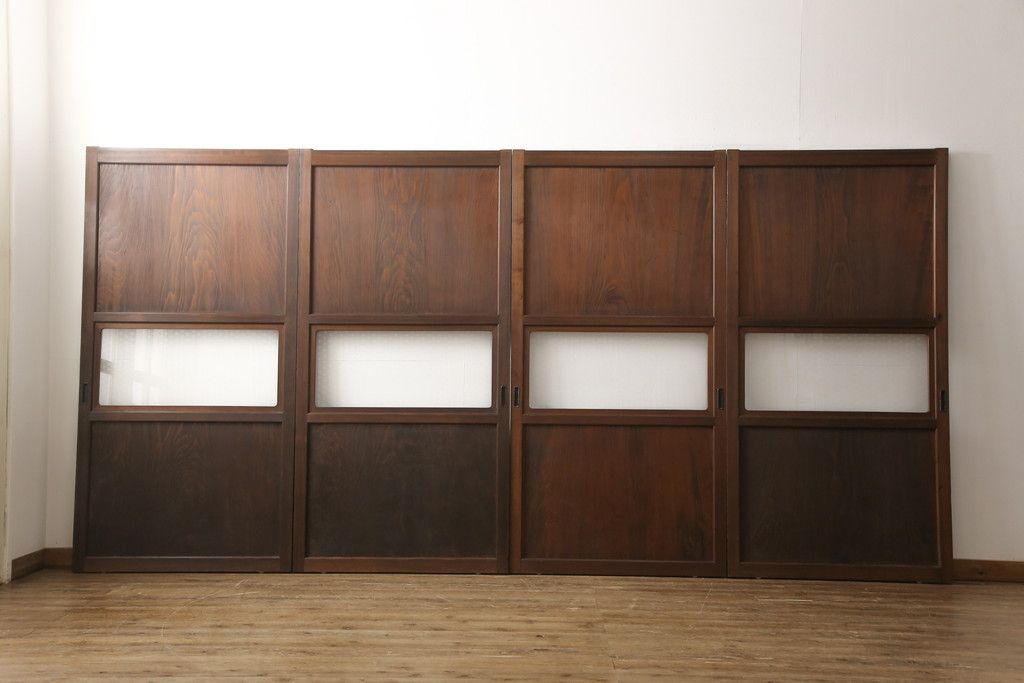 ガラス帯戸4枚をリペア&カスタム!ご希望サイズにリサイズし、引手や戸車は新しく取付。下桟は新材を使用して加工。本体の色味に合わせて着色。(ガラス戸、引き戸、建具)