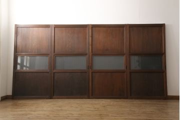 ガラス帯戸4枚をリペア&カスタム!ご希望サイズにリサイズし、引手や戸車は新しく取付。下桟は新材を使用して加工。本体の色味に合わせて着色。(ガラス戸、引き戸、建具)