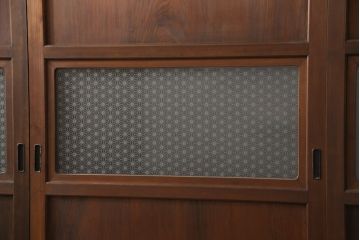 ガラス帯戸4枚をリペア&カスタム!ご希望サイズにリサイズし、引手や戸車は新しく取付。下桟は新材を使用して加工。本体の色味に合わせて着色。(ガラス戸、引き戸、建具)