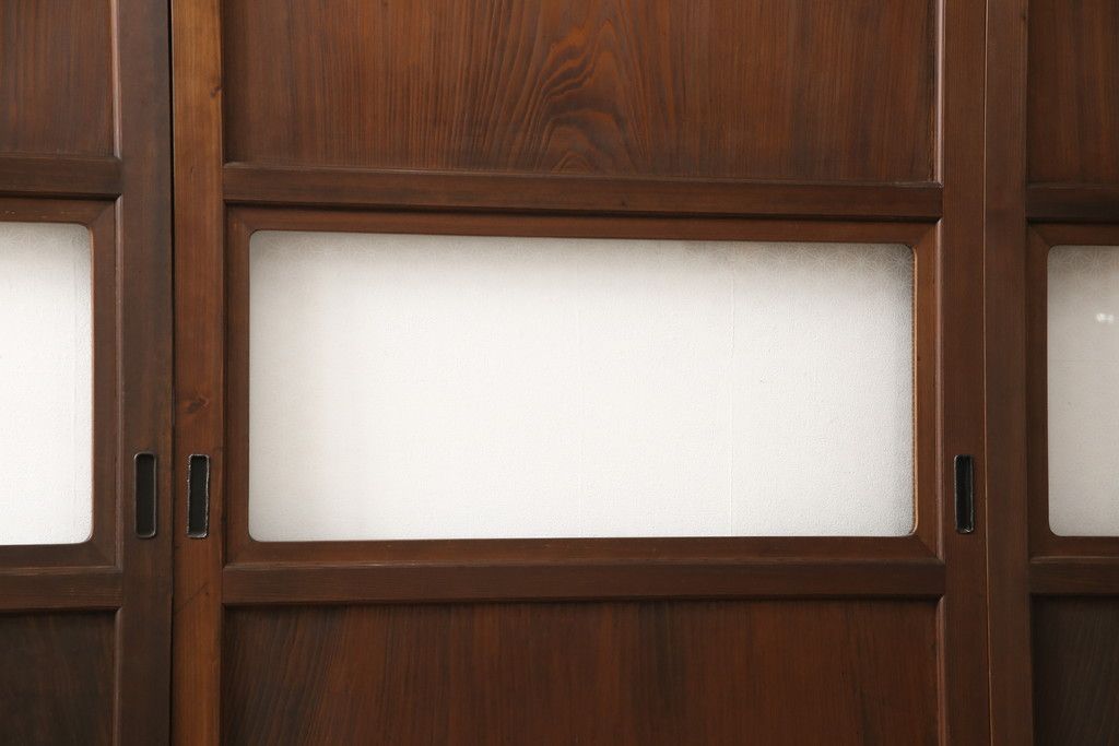 ガラス帯戸4枚をリペア&カスタム!ご希望サイズにリサイズし、引手や戸車は新しく取付。下桟は新材を使用して加工。本体の色味に合わせて着色。(ガラス戸、引き戸、建具)