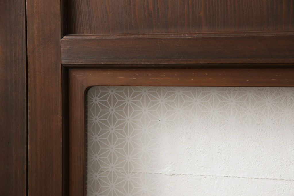 ガラス帯戸4枚をリペア&カスタム!ご希望サイズにリサイズし、引手や戸車は新しく取付。下桟は新材を使用して加工。本体の色味に合わせて着色。(ガラス戸、引き戸、建具)