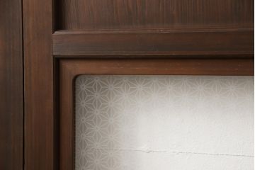 ガラス帯戸4枚をリペア&カスタム!ご希望サイズにリサイズし、引手や戸車は新しく取付。下桟は新材を使用して加工。本体の色味に合わせて着色。(ガラス戸、引き戸、建具)