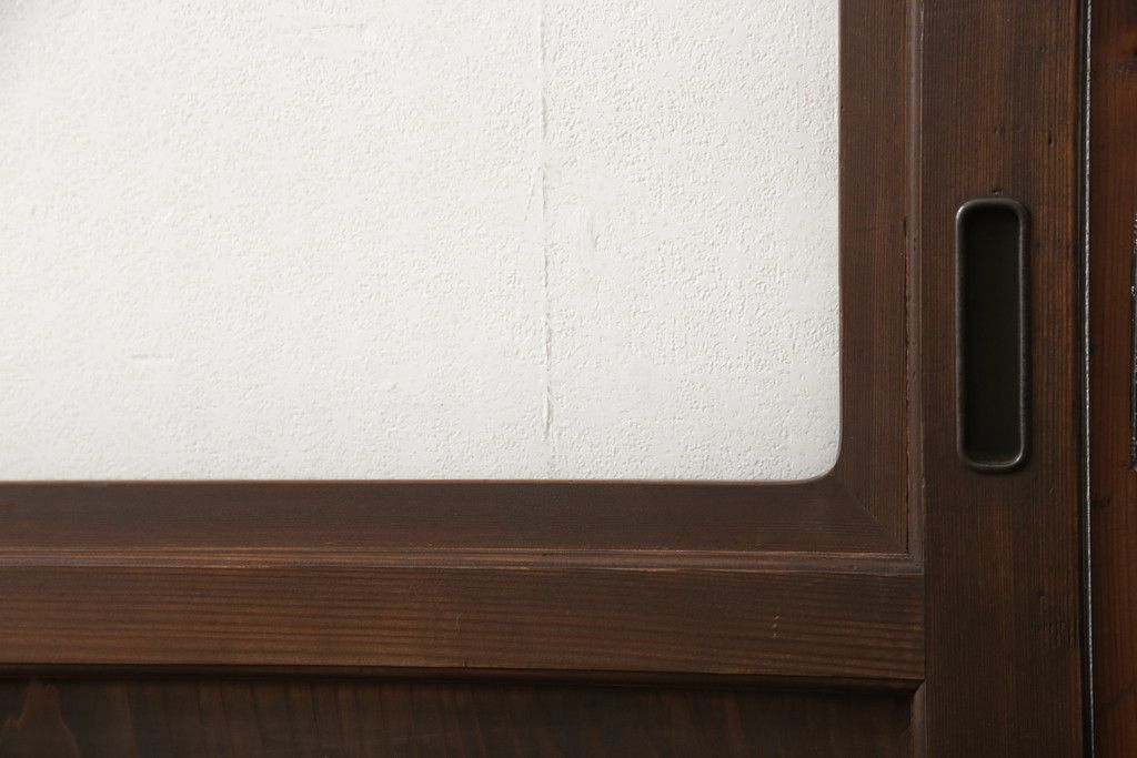 ガラス帯戸4枚をリペア&カスタム!ご希望サイズにリサイズし、引手や戸車は新しく取付。下桟は新材を使用して加工。本体の色味に合わせて着色。(ガラス戸、引き戸、建具)