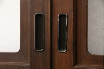 ガラス帯戸4枚をリペア&カスタム!ご希望サイズにリサイズし、引手や戸車は新しく取付。下桟は新材を使用して加工。本体の色味に合わせて着色。(ガラス戸、引き戸、建具)