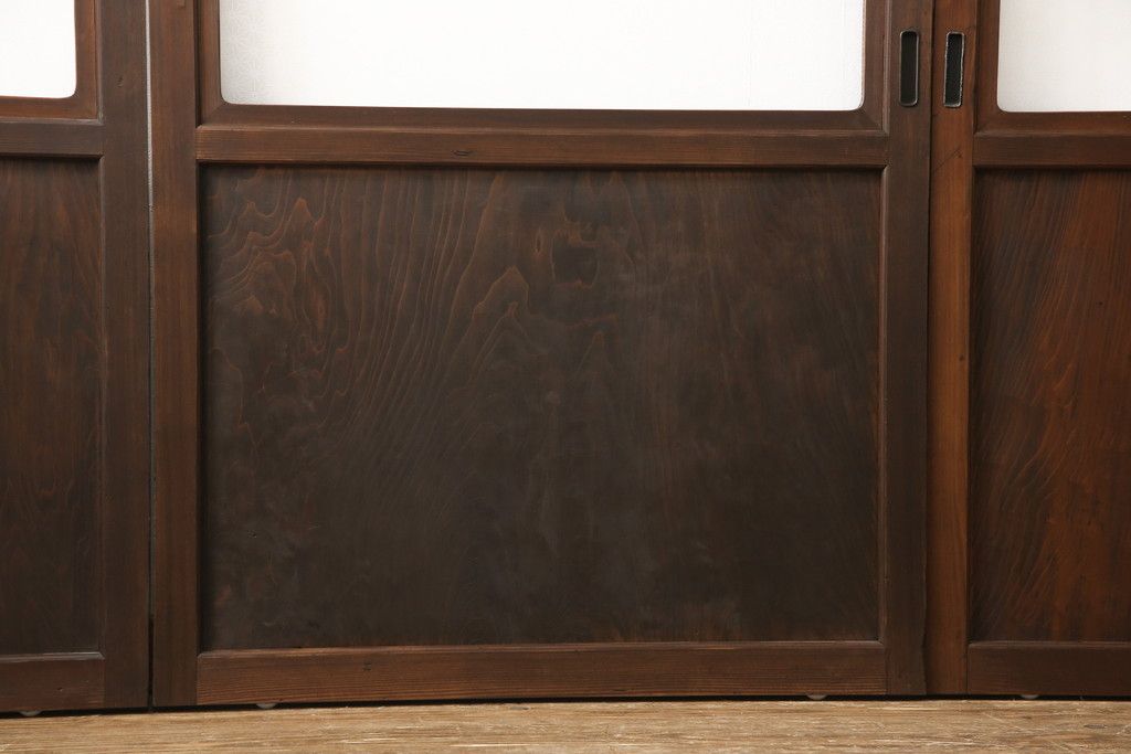 ガラス帯戸4枚をリペア&カスタム!ご希望サイズにリサイズし、引手や戸車は新しく取付。下桟は新材を使用して加工。本体の色味に合わせて着色。(ガラス戸、引き戸、建具)