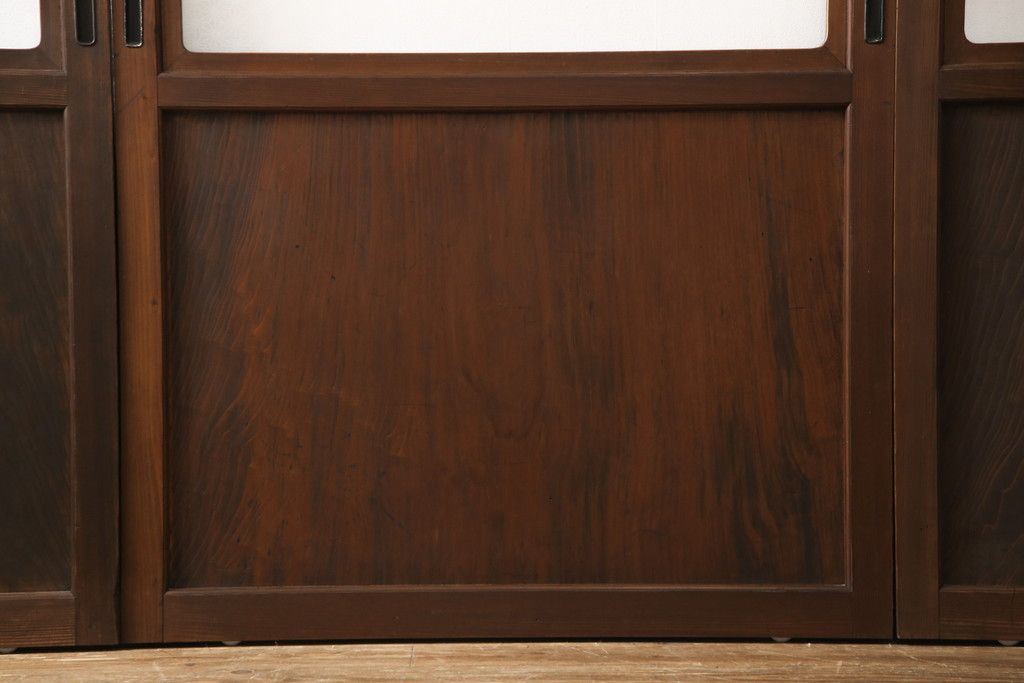 ガラス帯戸4枚をリペア&カスタム!ご希望サイズにリサイズし、引手や戸車は新しく取付。下桟は新材を使用して加工。本体の色味に合わせて着色。(ガラス戸、引き戸、建具)