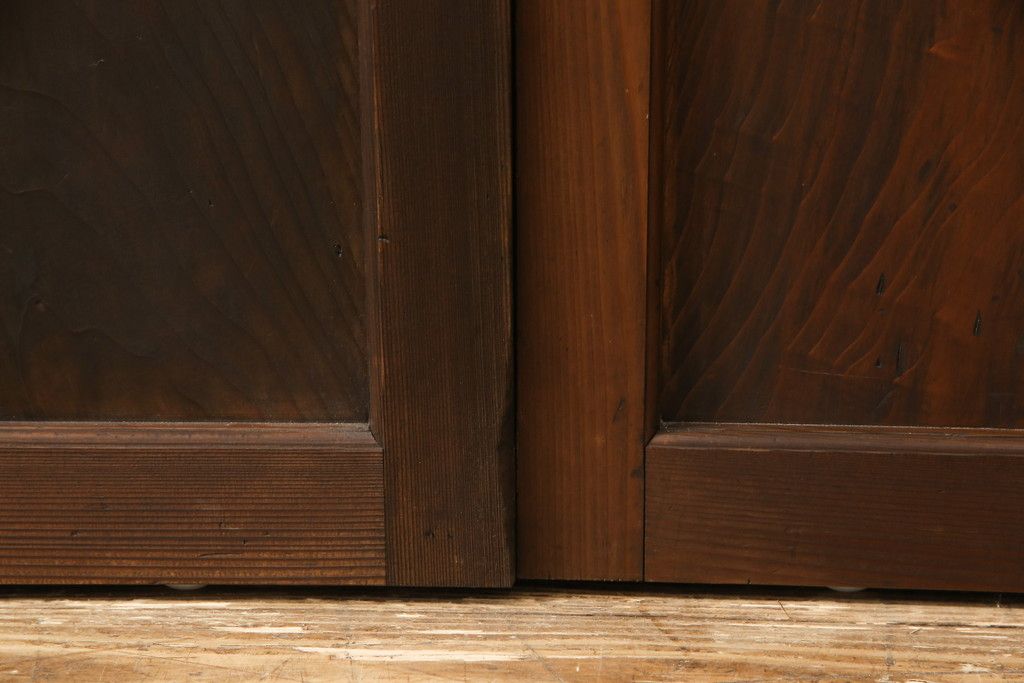 ガラス帯戸4枚をリペア&カスタム!ご希望サイズにリサイズし、引手や戸車は新しく取付。下桟は新材を使用して加工。本体の色味に合わせて着色。(ガラス戸、引き戸、建具)