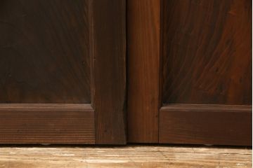 ガラス帯戸4枚をリペア&カスタム!ご希望サイズにリサイズし、引手や戸車は新しく取付。下桟は新材を使用して加工。本体の色味に合わせて着色。(ガラス戸、引き戸、建具)