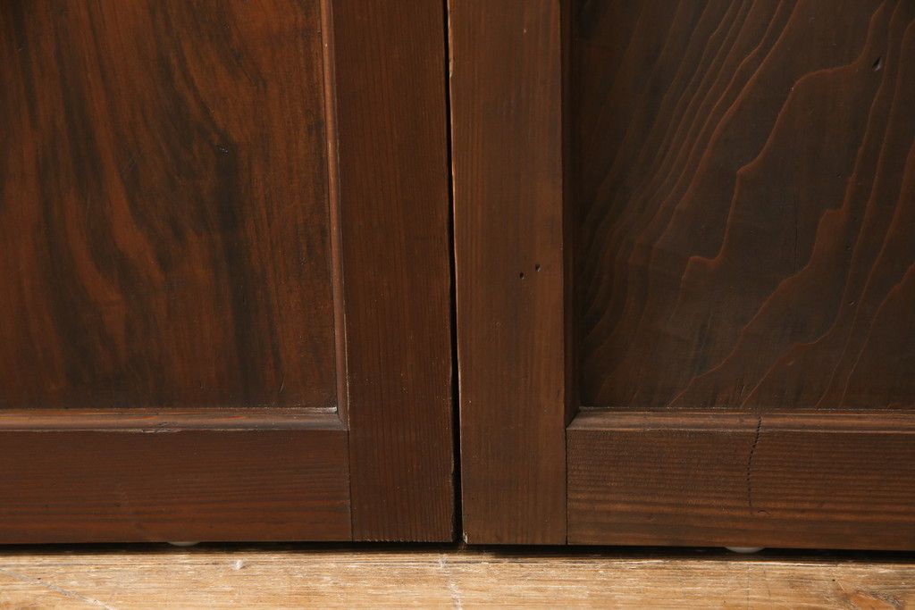 ガラス帯戸4枚をリペア&カスタム!ご希望サイズにリサイズし、引手や戸車は新しく取付。下桟は新材を使用して加工。本体の色味に合わせて着色。(ガラス戸、引き戸、建具)