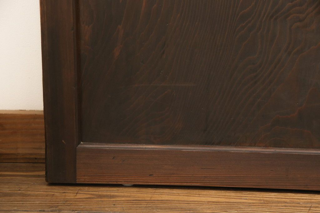 ガラス帯戸4枚をリペア&カスタム!ご希望サイズにリサイズし、引手や戸車は新しく取付。下桟は新材を使用して加工。本体の色味に合わせて着色。(ガラス戸、引き戸、建具)