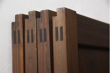 ガラス帯戸4枚をリペア&カスタム!ご希望サイズにリサイズし、引手や戸車は新しく取付。下桟は新材を使用して加工。本体の色味に合わせて着色。(ガラス戸、引き戸、建具)