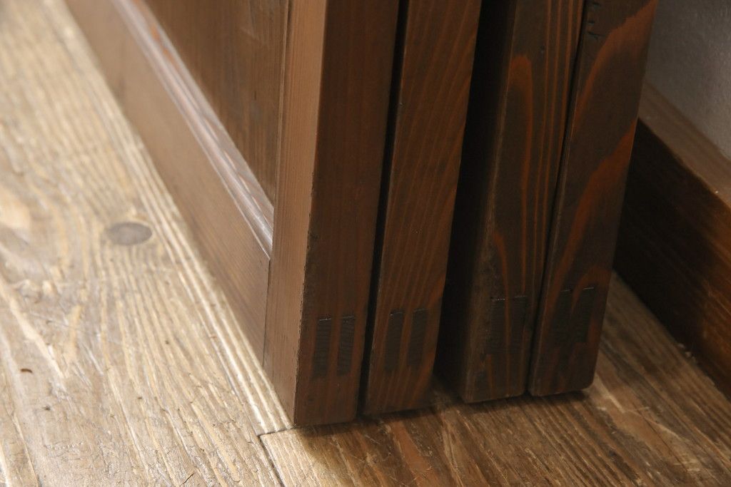 ガラス帯戸4枚をリペア&カスタム!ご希望サイズにリサイズし、引手や戸車は新しく取付。下桟は新材を使用して加工。本体の色味に合わせて着色。(ガラス戸、引き戸、建具)