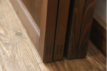 ガラス帯戸4枚をリペア&カスタム!ご希望サイズにリサイズし、引手や戸車は新しく取付。下桟は新材を使用して加工。本体の色味に合わせて着色。(ガラス戸、引き戸、建具)