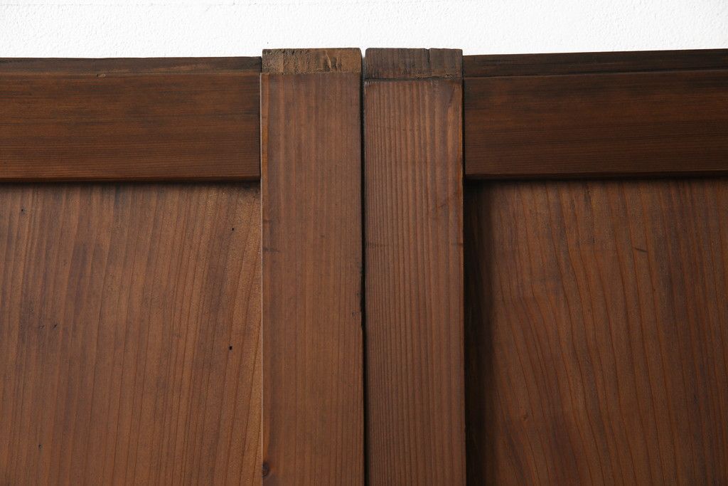 ガラス帯戸4枚をリペア&カスタム!ご希望サイズにリサイズし、引手や戸車は新しく取付。下桟は新材を使用して加工。本体の色味に合わせて着色。(ガラス戸、引き戸、建具)