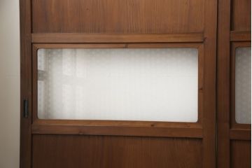 ガラス帯戸4枚をリペア&カスタム!ご希望サイズにリサイズし、引手や戸車は新しく取付。下桟は新材を使用して加工。本体の色味に合わせて着色。(ガラス戸、引き戸、建具)
