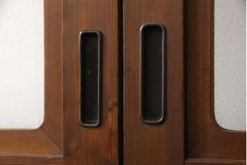 ガラス帯戸4枚をリペア&カスタム!ご希望サイズにリサイズし、引手や戸車は新しく取付。下桟は新材を使用して加工。本体の色味に合わせて着色。(ガラス戸、引き戸、建具)