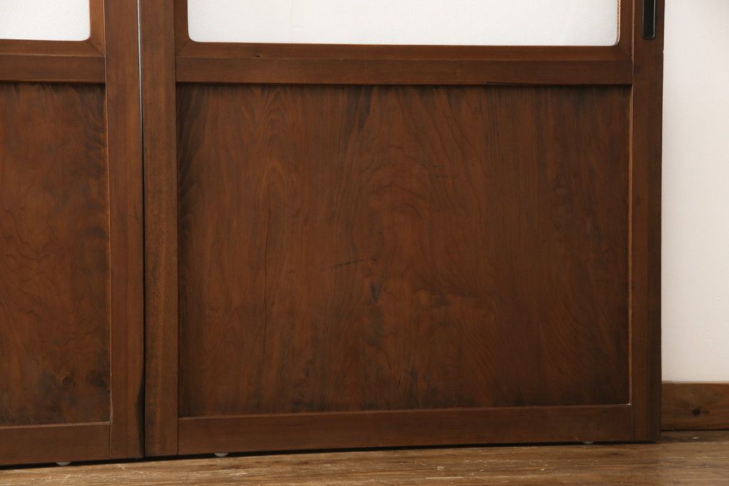 ガラス帯戸4枚をリペア&カスタム!ご希望サイズにリサイズし、引手や戸車は新しく取付。下桟は新材を使用して加工。本体の色味に合わせて着色。(ガラス戸、引き戸、建具)