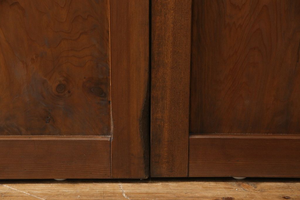 ガラス帯戸4枚をリペア&カスタム!ご希望サイズにリサイズし、引手や戸車は新しく取付。下桟は新材を使用して加工。本体の色味に合わせて着色。(ガラス戸、引き戸、建具)