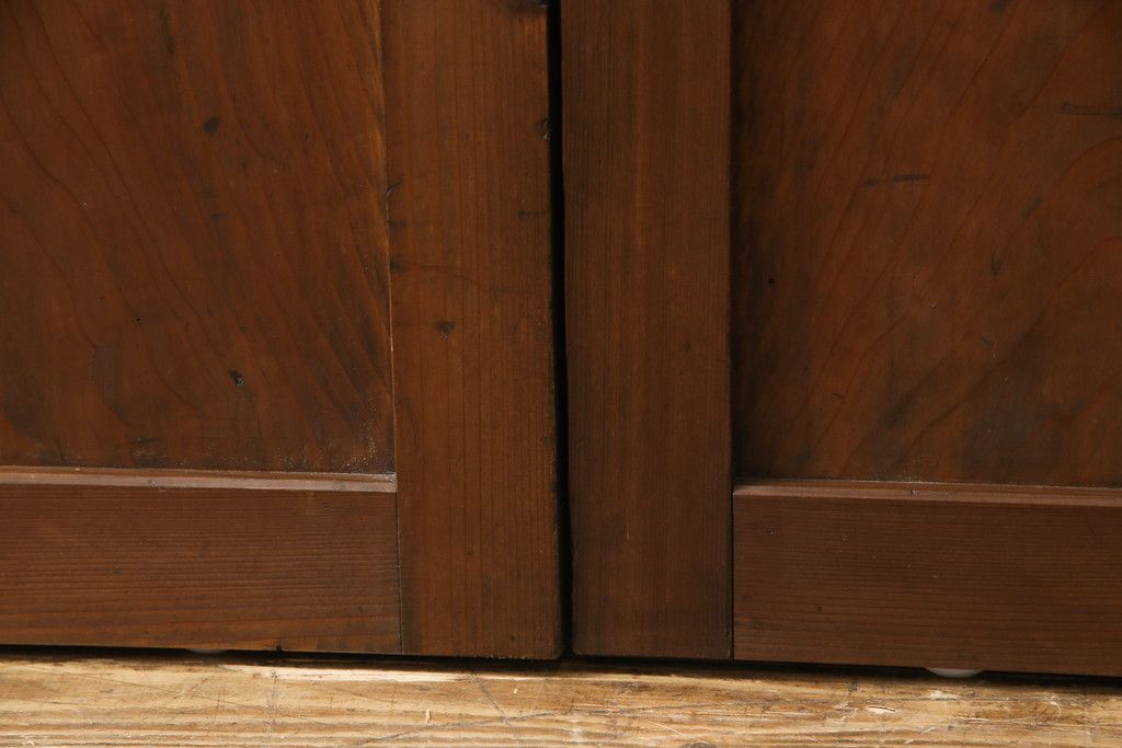 ガラス帯戸4枚をリペア&カスタム!ご希望サイズにリサイズし、引手や戸車は新しく取付。下桟は新材を使用して加工。本体の色味に合わせて着色。(ガラス戸、引き戸、建具)