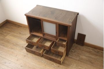 関東水屋箪笥サイドボードをリペア&カスタム!ガラスはすりガラスへ交換。木部は新材を使用した部分は元のお色味に合わせて着色し、本体はクリアワックスにて仕上げ。(食器棚、キャビネット、収納棚、戸棚)
