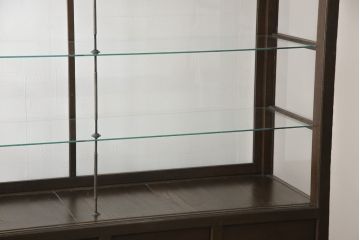 ガラスケースをリペア&カスタム!高さを台輪にて調整。鍵を取り付け、現状のお品物に合わせて着色。(ショーケース、陳列棚)