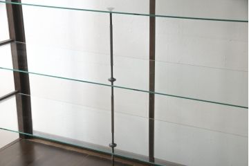 ガラスケースをリペア&カスタム!高さを台輪にて調整。鍵を取り付け、現状のお品物に合わせて着色。(ショーケース、陳列棚)